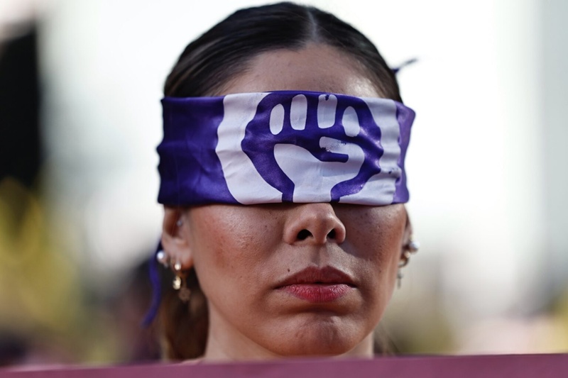 Mujeres toman las calles de la Ciudad de México para exigir alto a los feminicidios