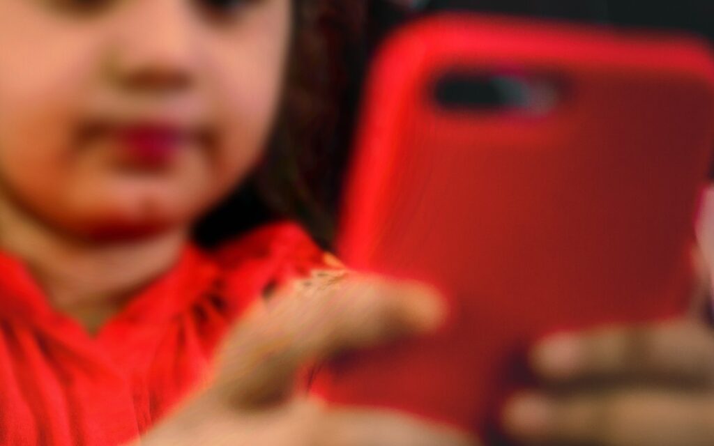 ninos-menores-redes-sociales-peligros-leyes-mexico