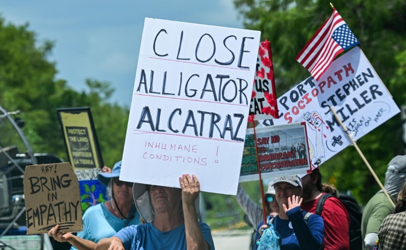 protesta-contra-el-centro-de-detencion-para-migrantes-alligator-alcatraz-en-florida